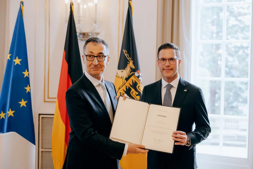 Volatile Convergence: How Germany's Green Party and Conservative Party are Testing Each Other's Waters 1 Green minister president of baden-württemberg cem özdemir hands baden-württemberg's deputy minister president manuel hagel (right, cdu) his letter of appointment in stuttgart, germany.